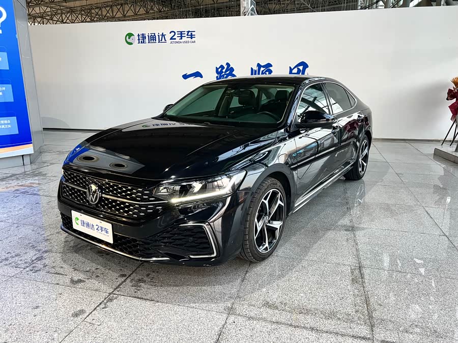 Volkswagen Passat 2023 car image #2