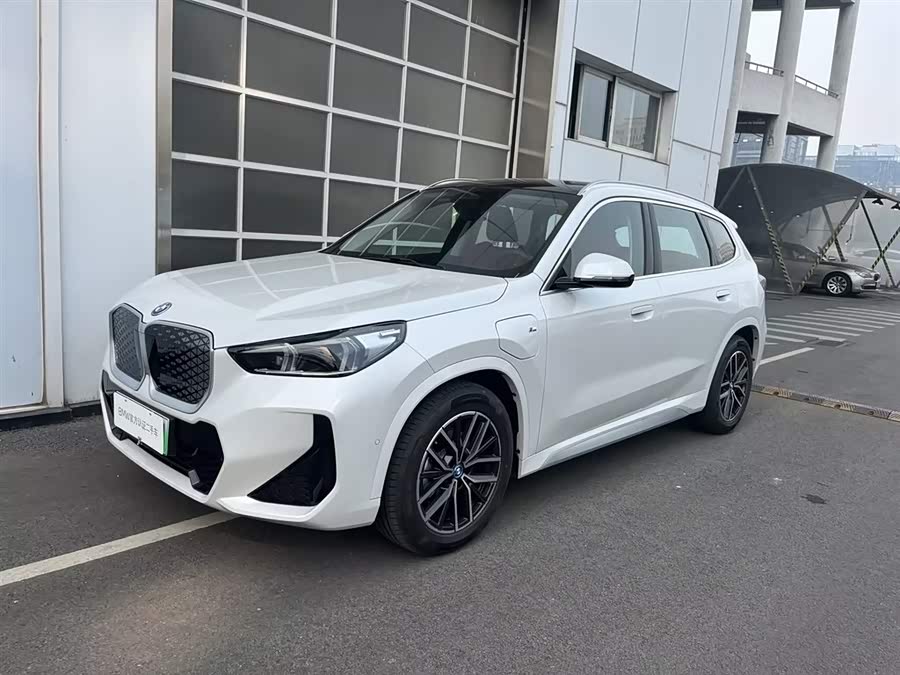 BMW iX1 2025 car image #2