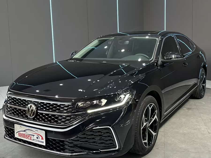 Volkswagen Passat 2024 car image #2