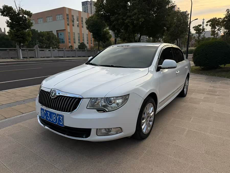 Skoda Superb 2010 car image #2
