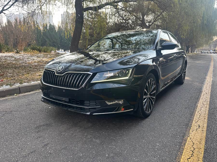 Skoda Superb 2016 car image #2