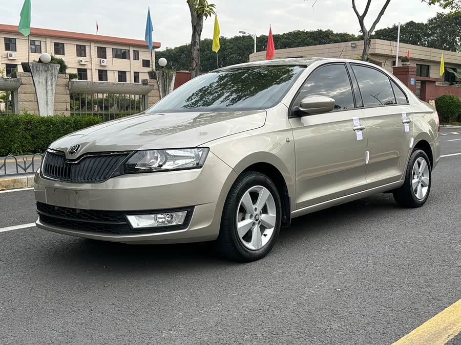 Skoda Rapid 2014 car image #2