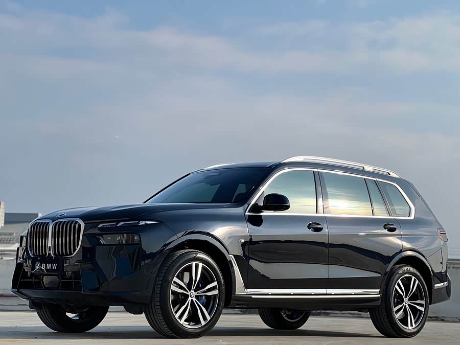 BMW X7 2024 car image #2