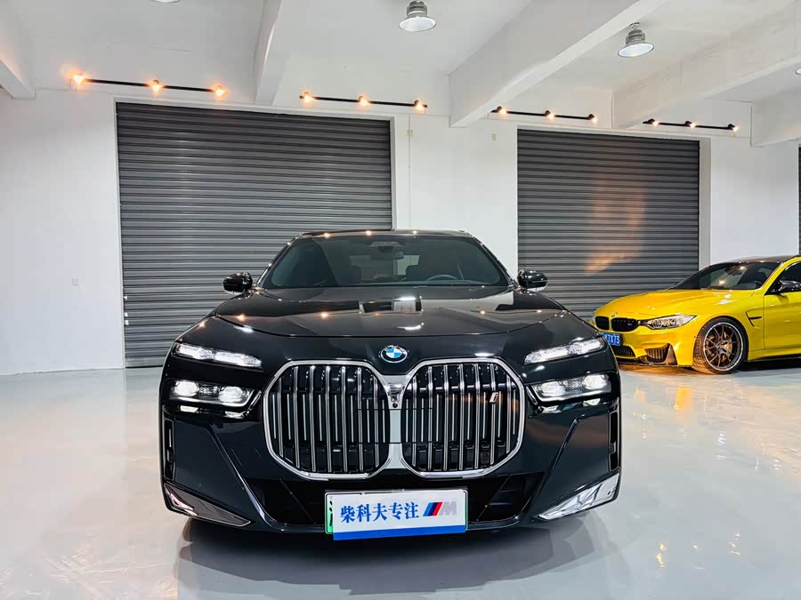 BMW i7 2023 car image #2