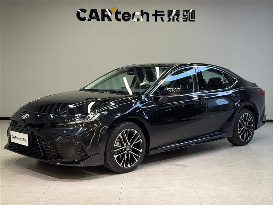 Toyota Camry 2025 car image #2