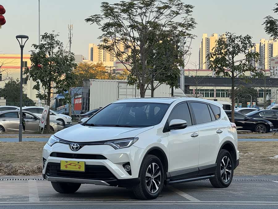 Toyota RAV4 2017 car image #2