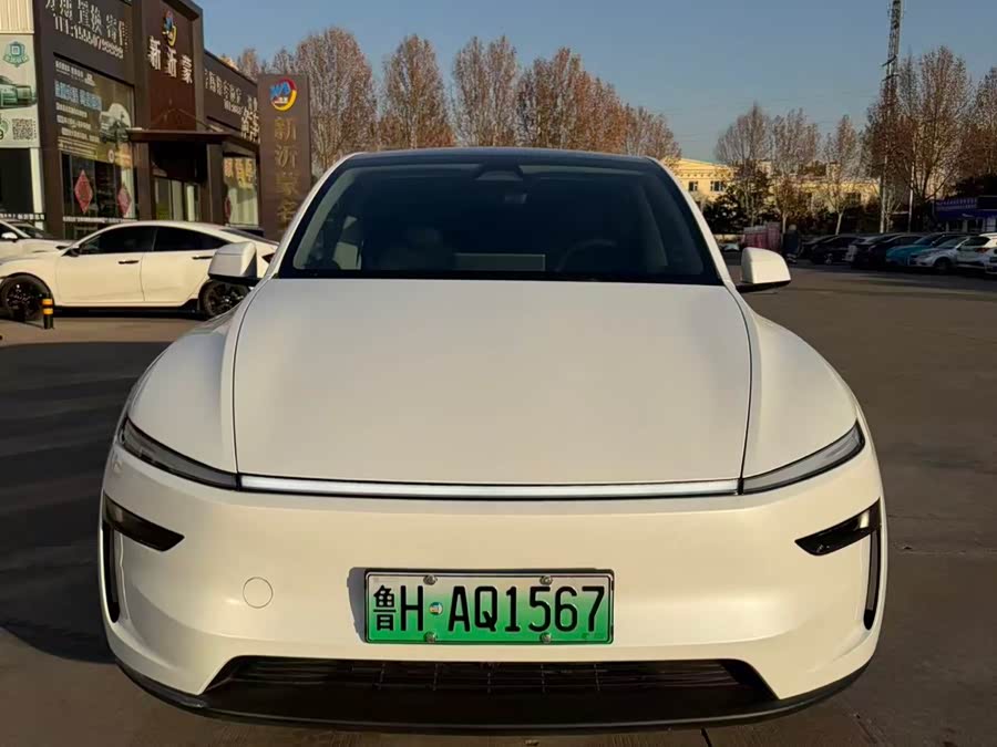 Tesla Model Y 2025 #2 Tesla Model Y 2025 car image #2