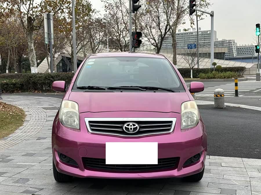 Toyota Yaris 2011 car image #2