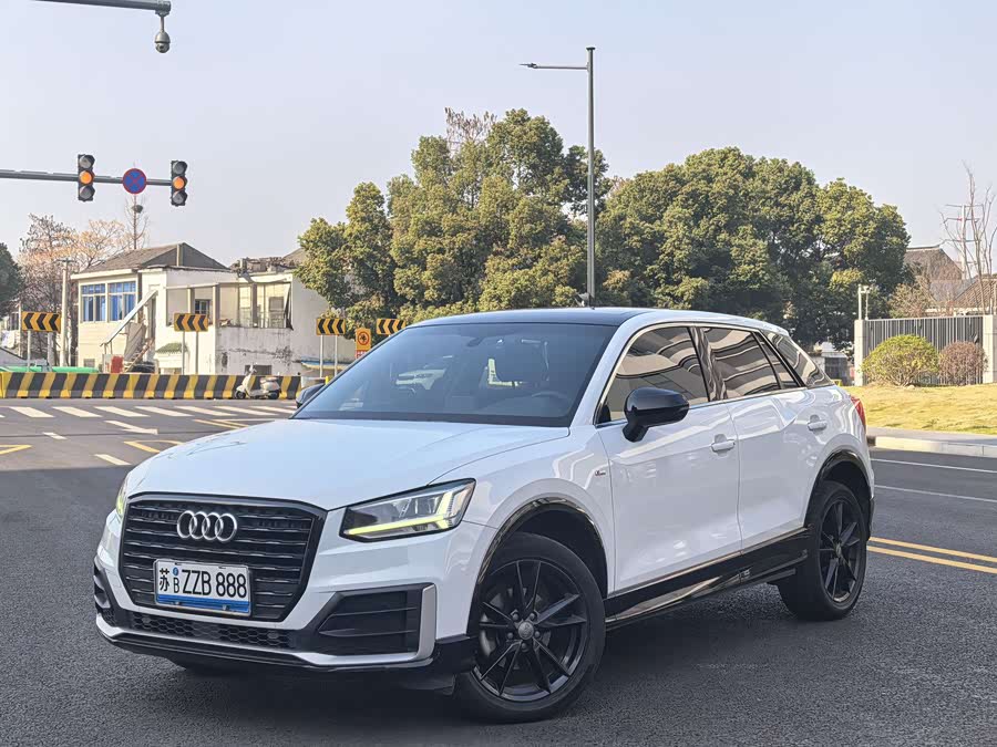 Audi Q2L 2021 car image #2