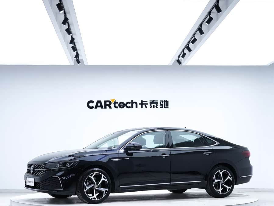 Volkswagen Passat 2023 immagine di auto #2