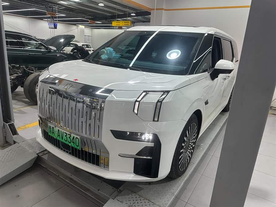 极氪 极氪009 2023 汽车图片 #2