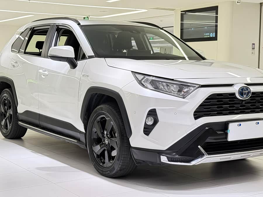 Toyota RAV4 2021 car image #2
