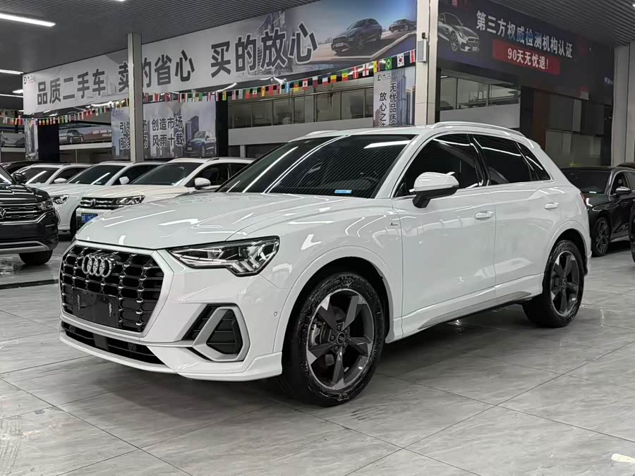 Audi Q3 2022 car image #2