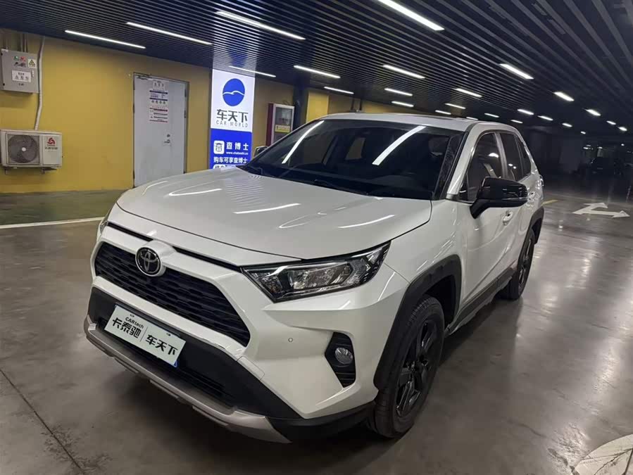 Toyota RAV4 2023 car image #2