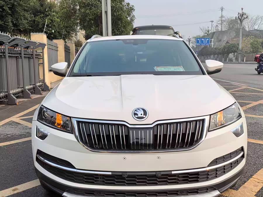 Skoda Karoq 2021 car image #2