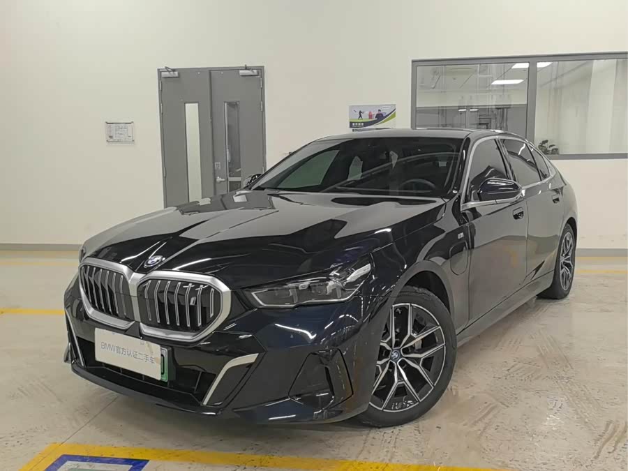 BMW i5 2025 car image #2