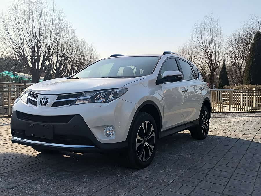 Toyota RAV4 2015 car image #2