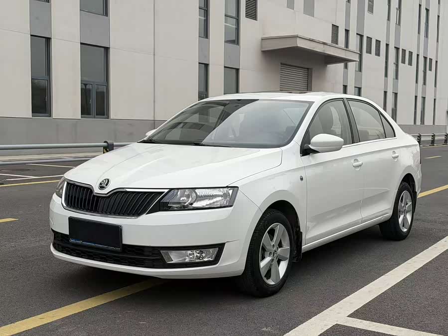 Skoda Rapid 2015 car image #2