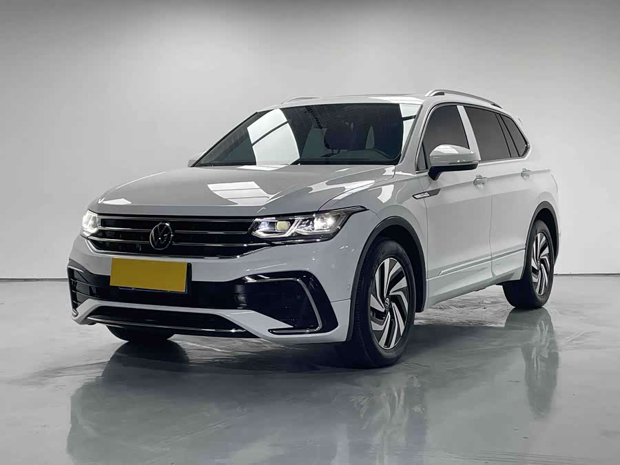 Volkswagen Tiguan L 2024 immagine di auto #2