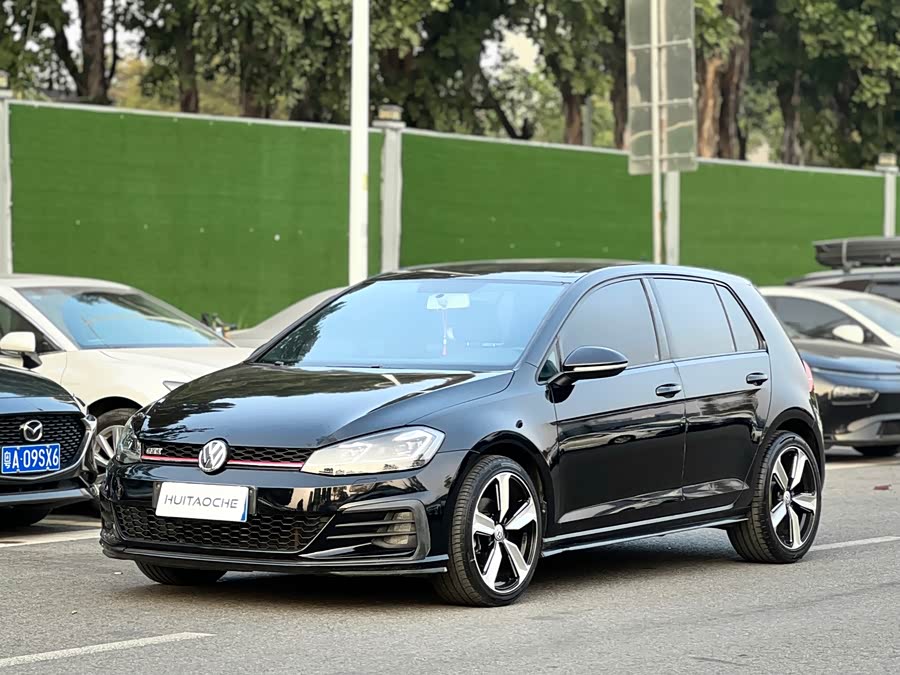 Volkswagen Golf 2019 car image #2