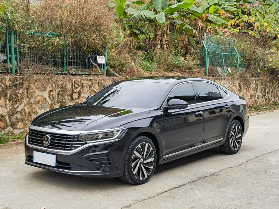 Volkswagen Passat 2022 immagine di auto #2