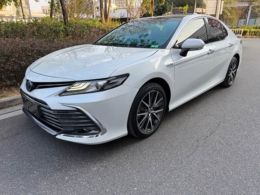 Toyota Camry 2022 car image #2