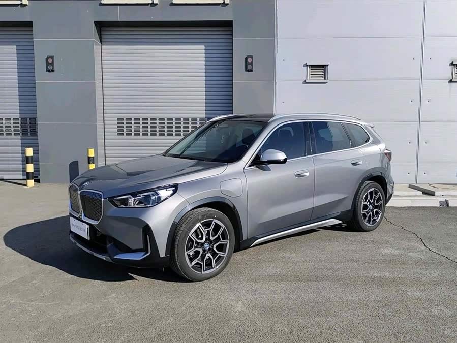 BMW iX1 2025 car image #2