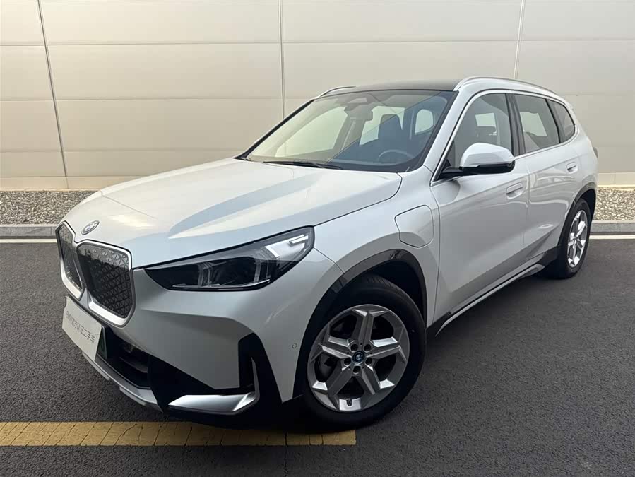 BMW iX1 2025 car image #2