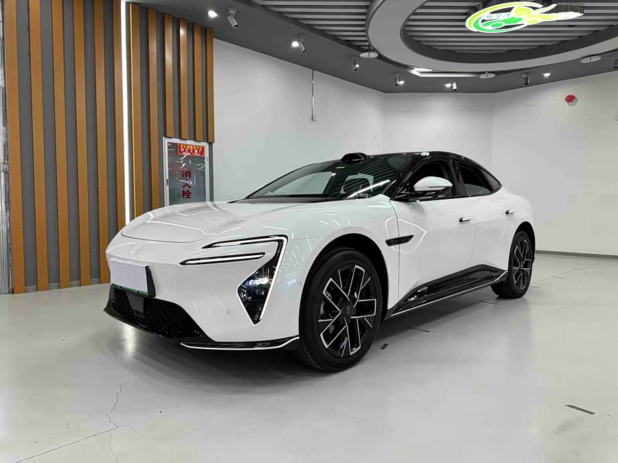 Avatr 06 2025 car image #2