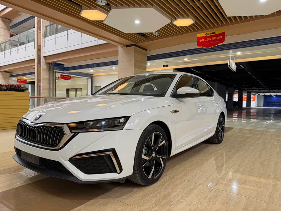 Skoda Octavia 2023 car image #2