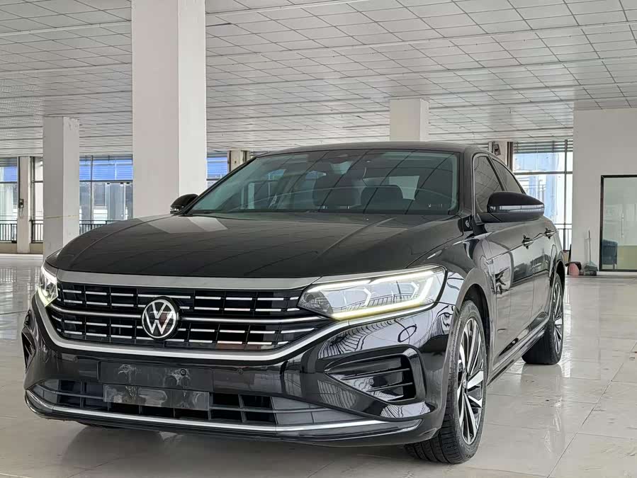 Volkswagen Passat 2021 immagine di auto #2