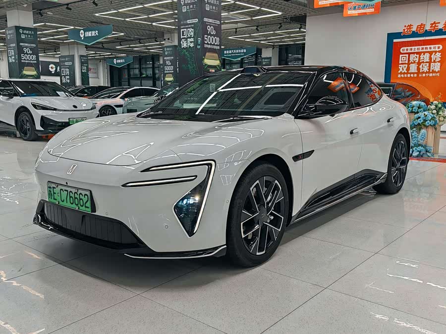 Avatr 06 2025 car image #2