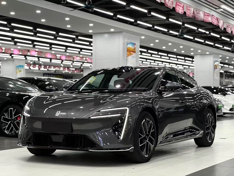 Avatr 06 2025 car image #2