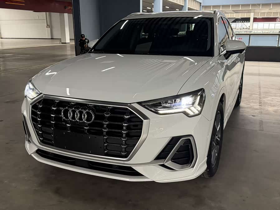 Audi Q3 2023 car image #2
