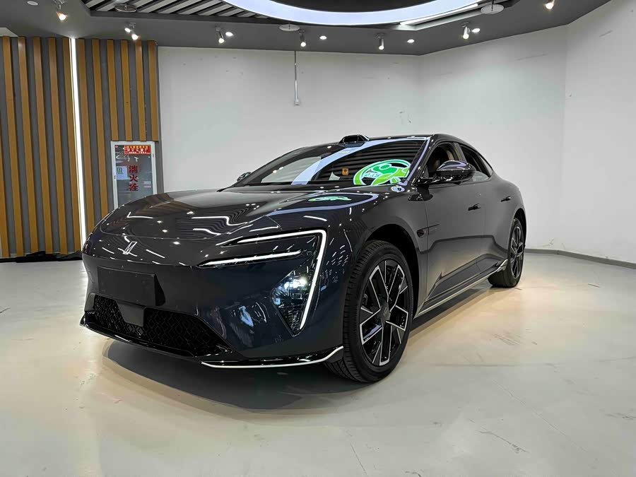 Avatr 06 2025 car image #2