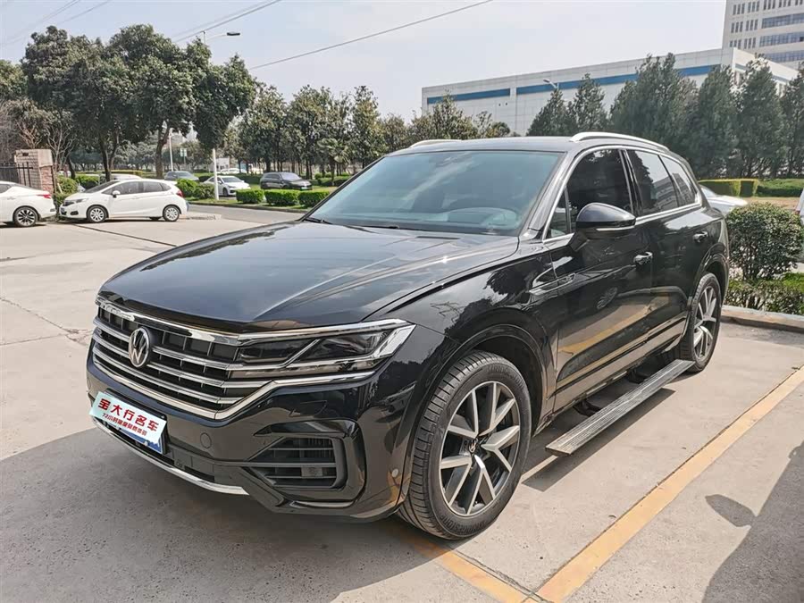 Volkswagen Touareg 2025 car image #2
