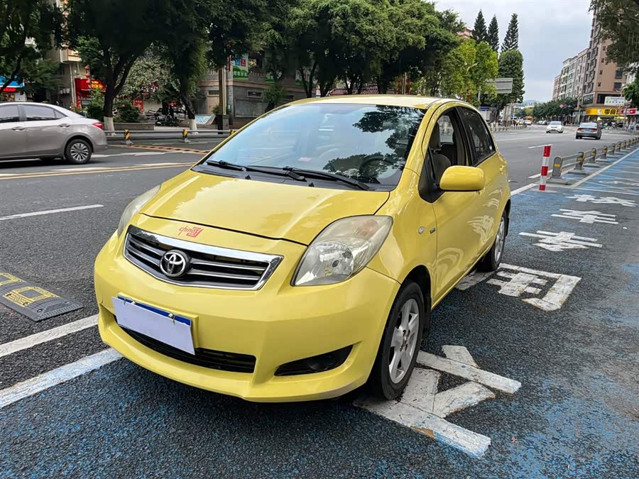 Toyota Yaris 2011 изображение автомобиля #2