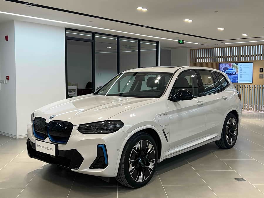 BMW iX3 2021 immagine di auto #2