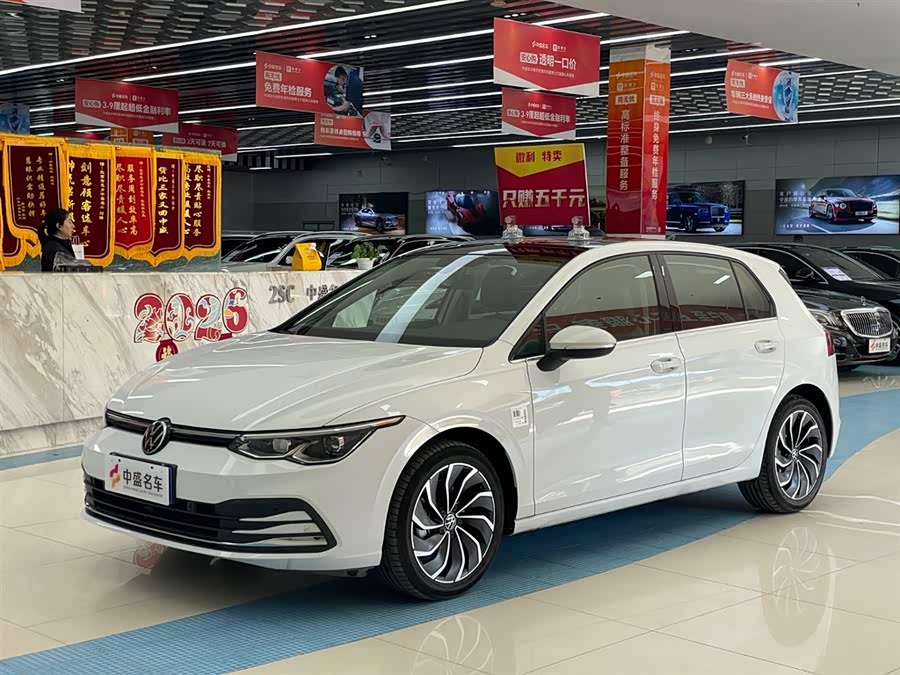 Volkswagen Golf 2023 car image #2