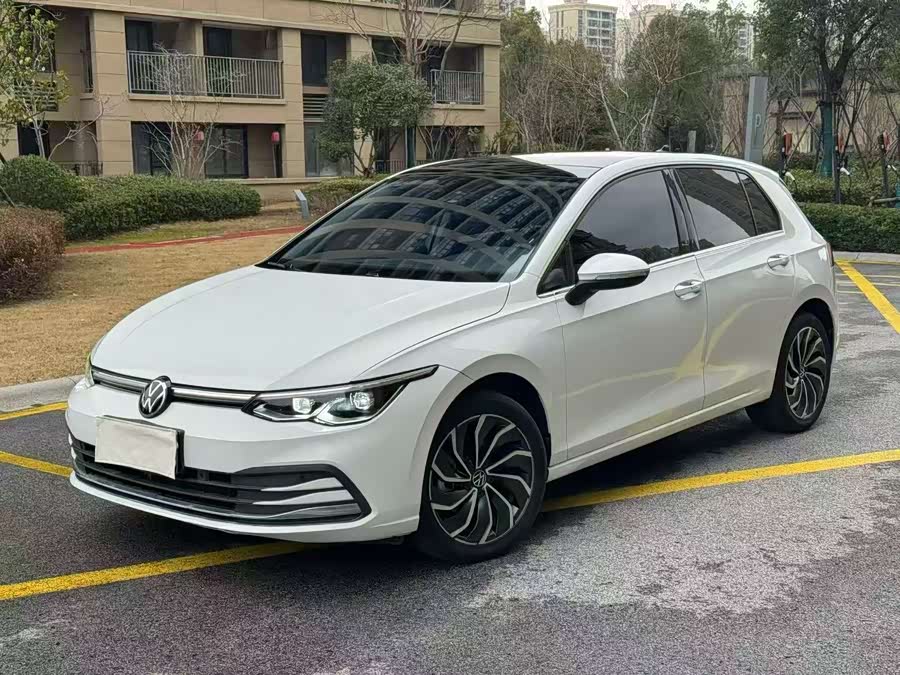 Volkswagen Golf 2023 car image #2