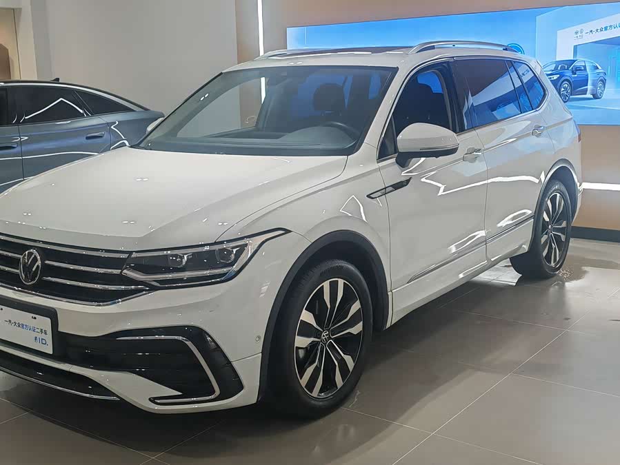 Volkswagen Tiguan L 2023 car image #2