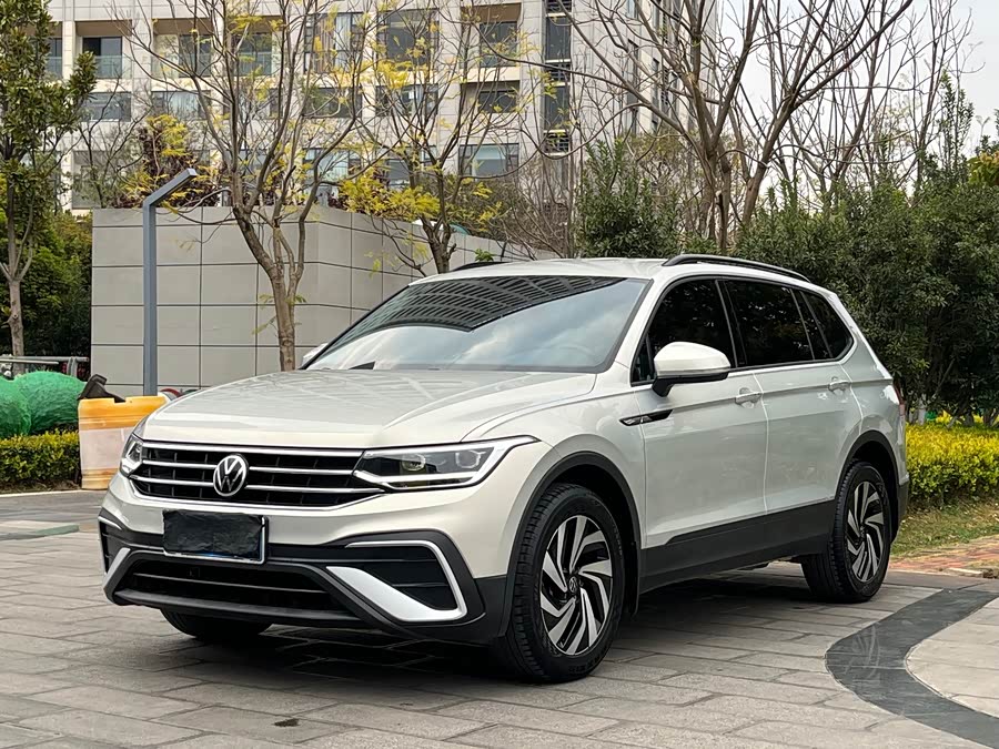 Volkswagen Tiguan L 2024 car image #2