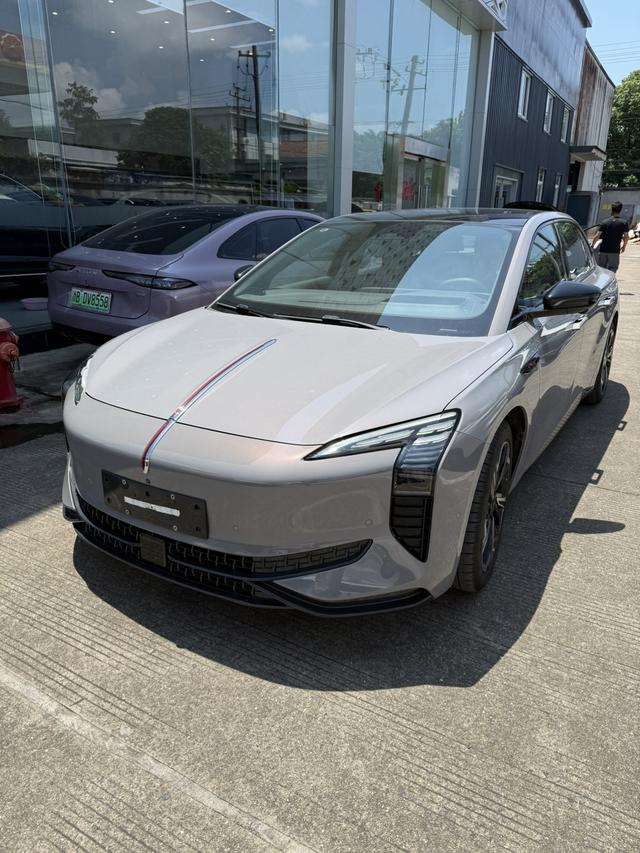 HongQi EH7 2024 #2 HongQi EH7 2024 car image #2