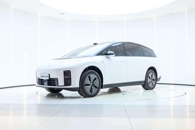 Li i8 2025 image de voiture #2