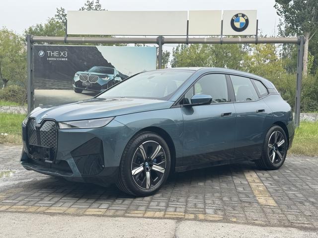 BMW iX car image #2
