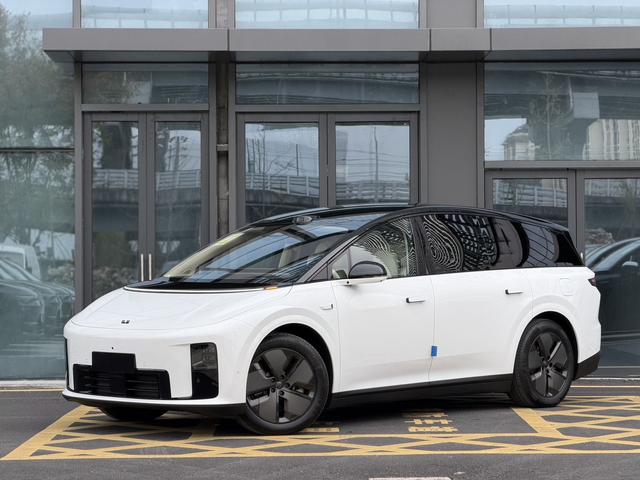 Li i8 2025 image de voiture #2