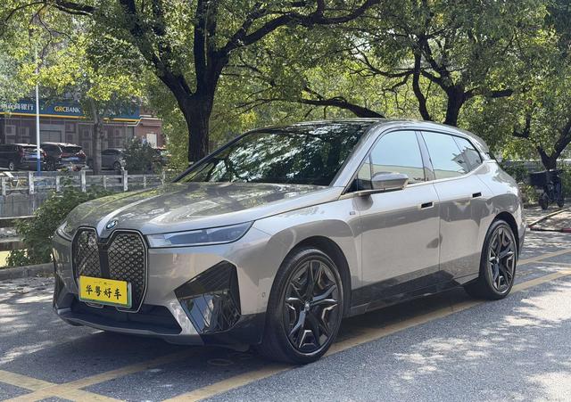 BMW iX 2022 car image #2