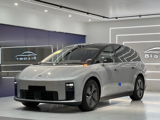 Li i8 2025 image de voiture #2