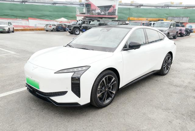 HongQi EH7 2024 #2 HongQi EH7 2024 car image #2