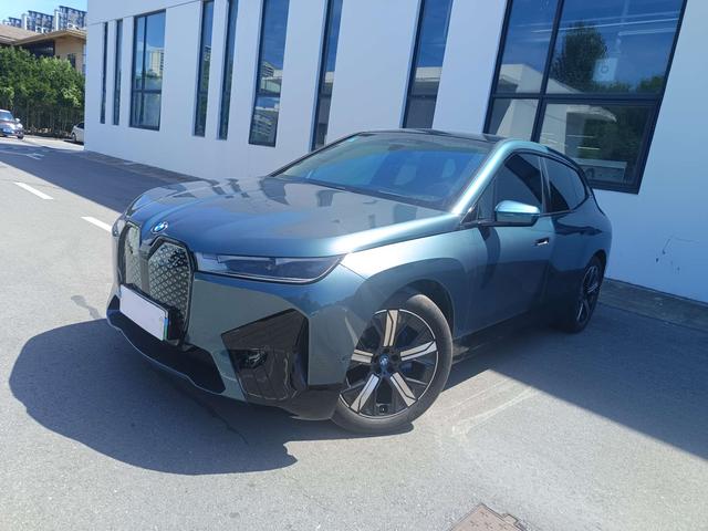 BMW iX 2023 car image #2